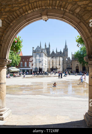 Blick auf den Cathedral Square und Peterborough Kathedrale von der Guildhall (Butter), Peterborough, Cambridgeshire, England, Vereinigtes Königreich Stockfoto