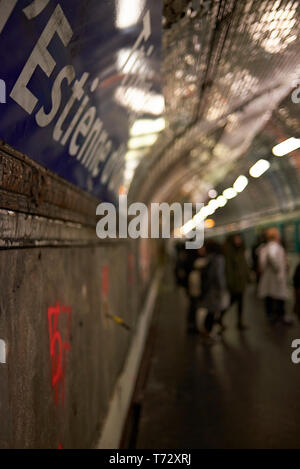 Die Menschen auf dem Bahnsteig warten auf den Zug in die U-Bahn in die Stadt Paris Stockfoto