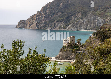 MONTEROSSO, Ligurien/Italien - 22. April: Blick auf das Schloss bei Monterosso Ligurien Italien am 22. April 2019. Nicht identifizierte Personen Stockfoto