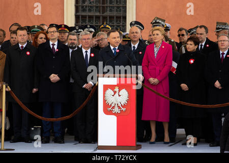 Präsident von Polen Andrzej Duda gesehen Sprechen während die Gelegenheit. Feierlichkeiten zum Tag der Verfassung, 3. Mai am Schlossplatz. Zeremonielle Militärparade anlässlich der Feier. Stockfoto