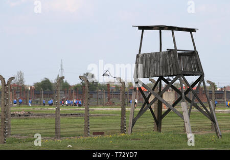 Die ehemaligen Nazideutschen Auschwitz II Birkenau Konzentrations- und Vernichtungslager in Oswiecim. Die jährlichen März ist Teil des pädagogischen Programms. Jüdische Studenten aus aller Welt nach Polen kommen und studieren Sie die Überreste des Holocaust. Teilnehmer März in Stille, drei Kilometer von Auschwitz I, Auschwitz II Birkenau, dem größten NS-Komplexes von Konzentrationslagern während des Zweiten Weltkrieges II. erbaut. Stockfoto