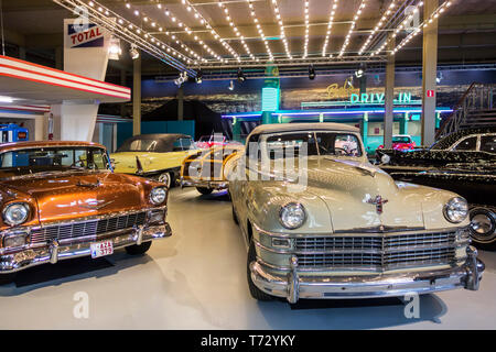 1948 Chrysler New Yorker Cabrio und 1956 Chevrolet Nomad in der Autoworld Klassiker/Oldtimer Museum in Brüssel, Belgien Stockfoto