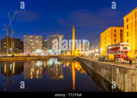 Liverpool Skyline Gebäude am Pier Head und alber Dock bei Sonnenuntergang Dämmerung, Liverpool, England, UK. Stockfoto
