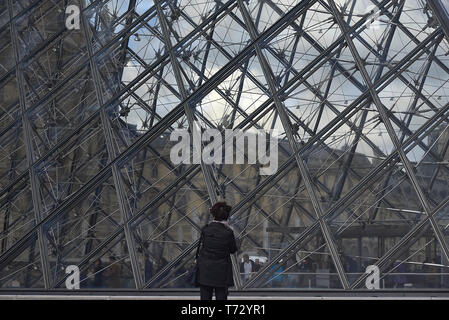 Atemberaubende Bilder von der berühmten Pyramide am Louvre in Paris, Frankreich im Sommer Sonnenschein Stockfoto