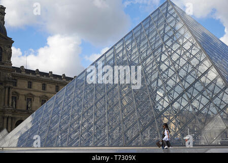 Atemberaubende Bilder von der berühmten Pyramide am Louvre in Paris, Frankreich im Sommer Sonnenschein Stockfoto