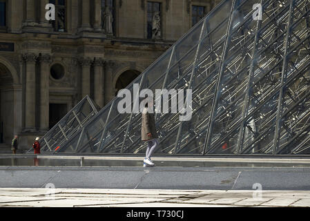 Atemberaubende Bilder von der berühmten Pyramide am Louvre in Paris, Frankreich im Sommer Sonnenschein Stockfoto