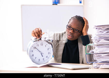 Schwarze weibliche Mitarbeiter mit übermäßiger Arbeit unzufrieden Stockfoto