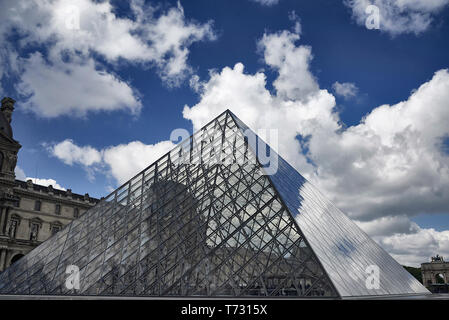 Atemberaubende Bilder von der berühmten Pyramide am Louvre in Paris, Frankreich im Sommer Sonnenschein Stockfoto