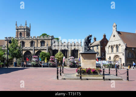 Der Allerheiligen Kirche und Kriegerdenkmal, Marktplatz, Huntingdon, Cambridgeshire, England, Vereinigtes Königreich Stockfoto