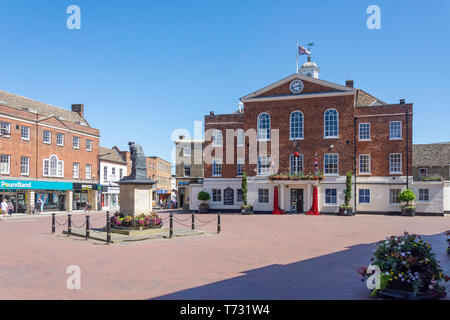 Rathaus und Kriegerdenkmal, Marktplatz, Huntingdon, Cambridgeshire, England, Vereinigtes Königreich Stockfoto