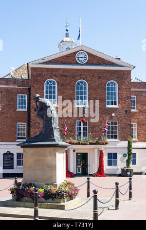 Rathaus und Kriegerdenkmal, Marktplatz, Huntingdon, Cambridgeshire, England, Vereinigtes Königreich Stockfoto