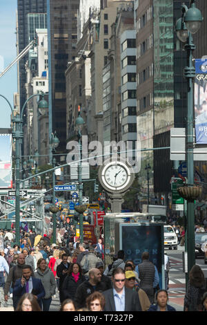 ZUR MITTAGSZEIT MASSEN FIFTH AVENUE MIDTOWN MANHATTAN NEW YORK CITY USA Stockfoto