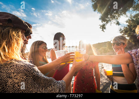 Gruppe von Menschen junge hübsche Frauen Mädchen Toasten und zusammen Klirren im Freien bei Sonnenuntergang Sonne, Spaß, Freundschaft - Sommer Party vacati Stockfoto