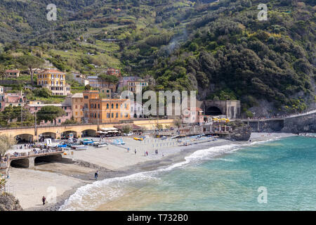 MONTEROSSO, Ligurien/ITALIEN - April 22: Blick auf die Küstenlinie bei Monterosso Ligurien Italien am 22. April 2019. Nicht identifizierte Personen Stockfoto