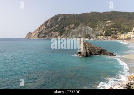 MONTEROSSO, Ligurien/ITALIEN - April 22: Blick auf die Küstenlinie bei Monterosso Ligurien Italien am 22. April 2019. Nicht identifizierte Personen Stockfoto