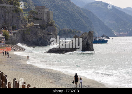 MONTEROSSO, Ligurien/ITALIEN - April 22: Blick auf die Küstenlinie bei Monterosso Ligurien Italien am 22. April 2019. Nicht identifizierte Personen Stockfoto