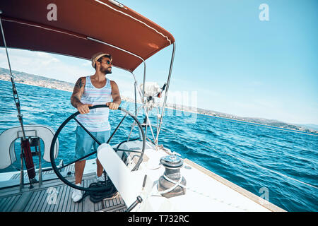 Junger Mann auf einer Yacht in den Urlaub genießen Stockfoto