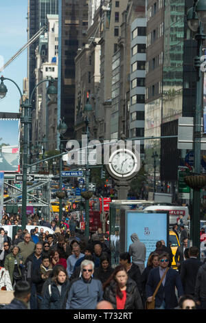 ZUR MITTAGSZEIT MASSEN FIFTH AVENUE MIDTOWN MANHATTAN NEW YORK CITY USA Stockfoto