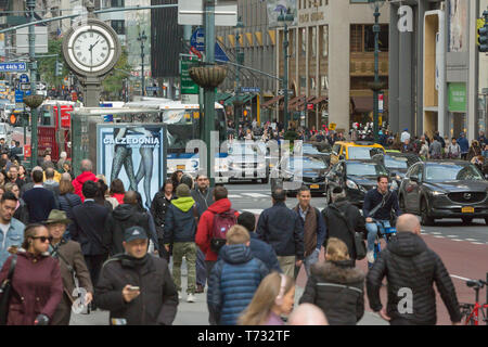 ZUR MITTAGSZEIT MASSEN FIFTH AVENUE MIDTOWN MANHATTAN NEW YORK CITY USA Stockfoto