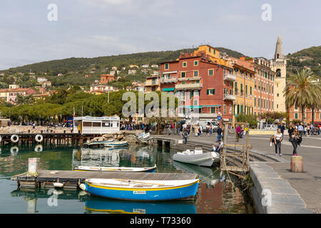 Alassio, Ligurien/Italien - 21. April: Boote in den Hafen von La Spezia in Ligurien Italien am 21. April 2019. Nicht identifizierte Personen Stockfoto