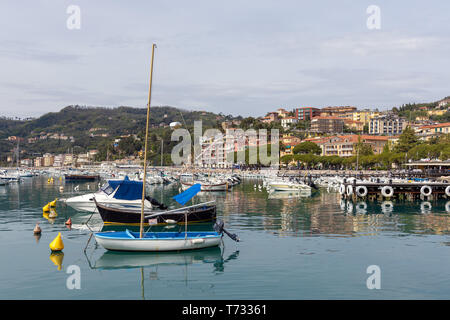 Alassio, Ligurien/Italien - 21. April: Boote in den Hafen von La Spezia in Ligurien Italien am 21. April 2019. Nicht identifizierte Personen Stockfoto