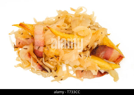 Finger Nudeln mit Sauerkraut Schinken und Kümmel weiß isoliert Stockfoto