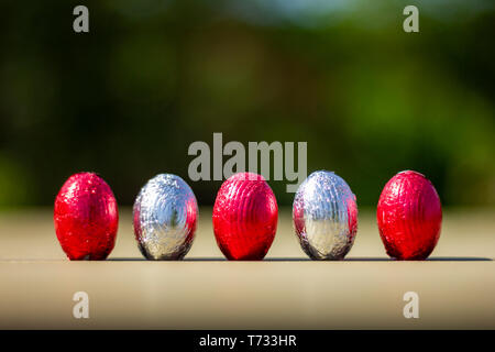 Eine Reihe von Ostern Eier aufrecht auf einen Tisch. Stockfoto