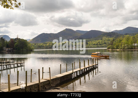 Keswick Launch Co Schiff nähert sich der Steg in Keswick, Cumbria, England, Großbritannien Stockfoto