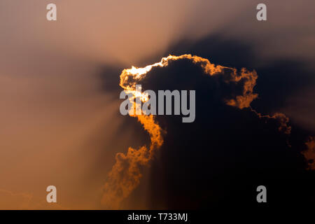 Natürliche Cloud Monster die Schönheit der Wolken im Himmel. aussehen wie ein Bär Blick von Phewa See Pokhara Nepal 24-04-2019. Stockfoto