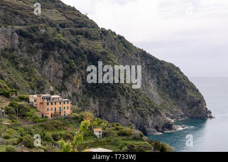 RIOMAGGIORE, Ligurien/Italien - 21. April: Meerblick von in der Nähe der Burg in Riomaggiore Ligurien Italien am 21. April 2019 Stockfoto