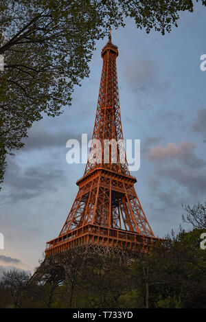 Überraschenden Schuß auf den Eiffelturm in der Innenstadt von Paris im Sommer Sonnenschein Stockfoto