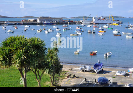 Blick über den Hafen von Hugh Town, St Mary's, Isles of Scilly. Scillonian III als vor dem Verlassen für Penzance geladen. Stockfoto