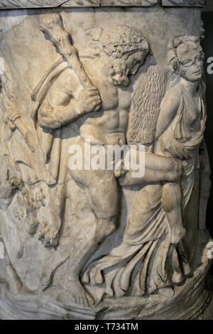 Altar aus Stein zu Bacchus gewidmet. Detail. Relief, Hercules. 1. Marmor. Aus Rom (Italien). Nationalen Archäologischen Museum. Madrid. Spanien. Stockfoto