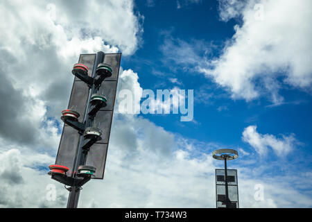 Rot und Grün maritime Signalleuchten auf Metall Spalte auf Albert Dock, Liverpool, Großbritannien Stockfoto