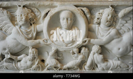 Römischer Sarkophag für einen Jungen. Relief mit der Darstellung der Eros Gottes die toten Jungen Transport zum alterlife. Detail. 3. Jahrhundert n. Marmor. Nationalen Archäologischen Museum. Madrid. Spanien. Stockfoto