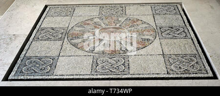 Römische Mosaik mit der Darstellung der Kopf der Medusa. 3. Jahrhundert n. Kalkstein. Aus Italien. Nationalen Archäologischen Museum. Madrid. Spanien. Stockfoto