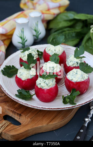 Organische Rettich gefüllt mit Feta Käse, Spinat und gekochtem Ei Stockfoto