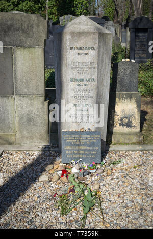 Prag, Tschechische Republik - 7. März 2019: Begräbnisstätte des Schriftstellers Franz Kafka auf dem Neuen Jüdischen Friedhof in Prag Stockfoto