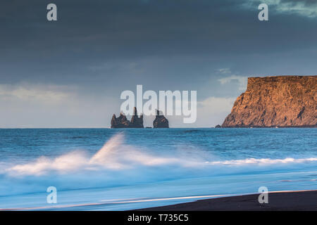 Icelands berühmten Reynisdrangar sea Stacks Stockfoto