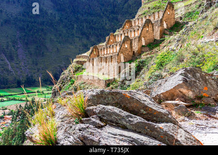 Cuzco, Peru: Pinkuylluna, Ruinen der alten Inka Lagerhäuser auf Berge, das Heilige Tal, Stockfoto