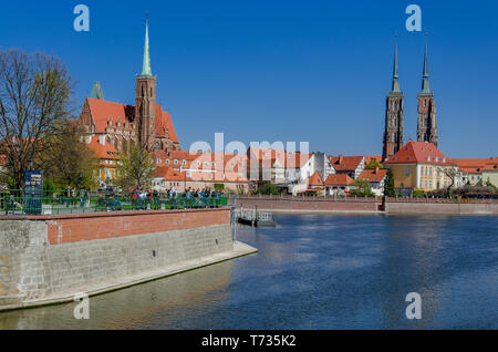 Breslau, Niederschlesien, Polen. Blick über die Odra River zu Ostrow Tumski Bezirk. Stockfoto