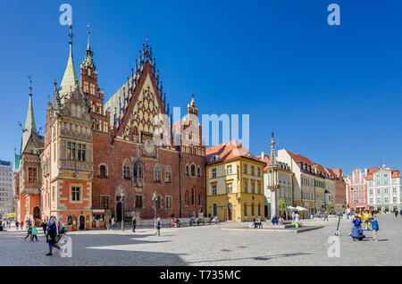 Breslau, Niederschlesien, Polen. Altes Rathaus mit Pranger gegenüber. Marktplatz, Altstadt. Stockfoto