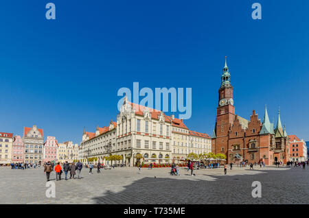 Breslau, Niederschlesien, Polen. Westseite der Marktplatz mit dem alten Rathaus. Die Altstadt. Stockfoto