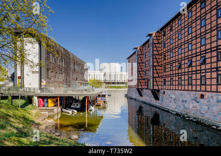 Bydgoszcz, Kuyavian - Provinz Pommern, Polen. 19. Rothers Mühlen, Marina Gebäude, Opera Nova Gebäude im Hintergrund. Stockfoto