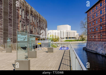 Bydgoszcz, Kuyavian - Provinz Pommern, Polen. 19. Rothers Mühlen, Marina Gebäude, Opera Nova Gebäude im Hintergrund. Stockfoto