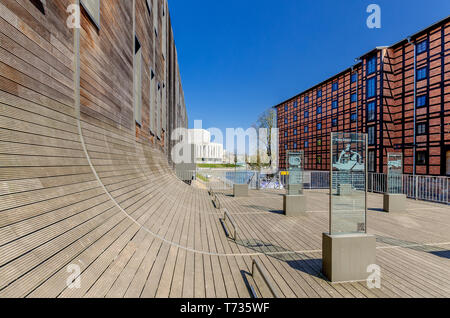 Bydgoszcz, Kuyavian - Provinz Pommern, Polen. 19. Rothers Mühlen, Marina Gebäude, Opera Nova Gebäude im Hintergrund. Stockfoto