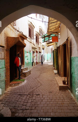 Bewohner zu Fuß durch die Gassen der 'mEdina' (alte Stadtmauern eine Stadt in Nordafrika) von Moulay Idriss, einer kleinen Stadt, die hält ein Spezia Stockfoto
