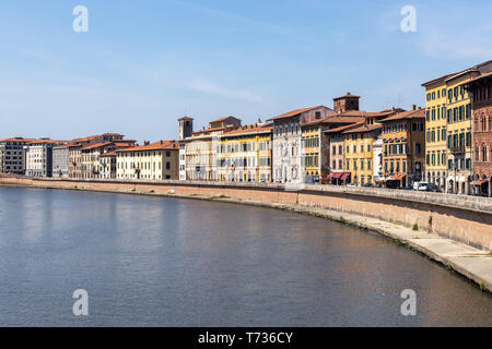 PISA, Toskana/Italien - 18. April: Blick entlang des Flusses Arno in Pisa Toskana Italien am 18. April 2019 Stockfoto