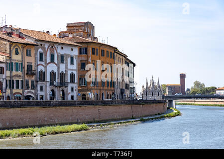 PISA, Toskana/Italien - 18. April: Blick entlang des Flusses Arno in Pisa Toskana Italien am 18. April 2019. Nicht identifizierte Personen Stockfoto