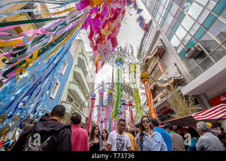 Brasilianer feiern die Tanabata Matsuri in Sao Paulo. Stockfoto